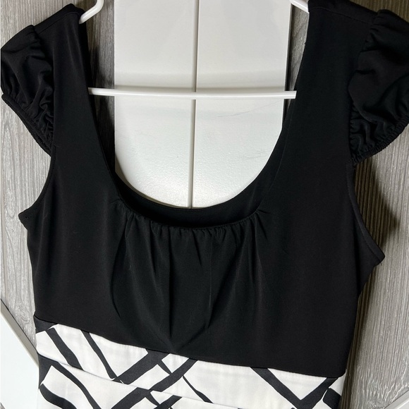 380. XOXO Juniors B&W Dress w/Side zipper. - Picture 2 of 9